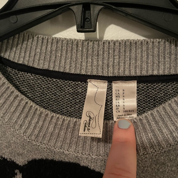 Gray sweater with buffalo pattern - Picture 2 of 3